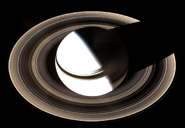 宇宙之美：NASA发布土星及其卫星的壮观美图(高清组图)